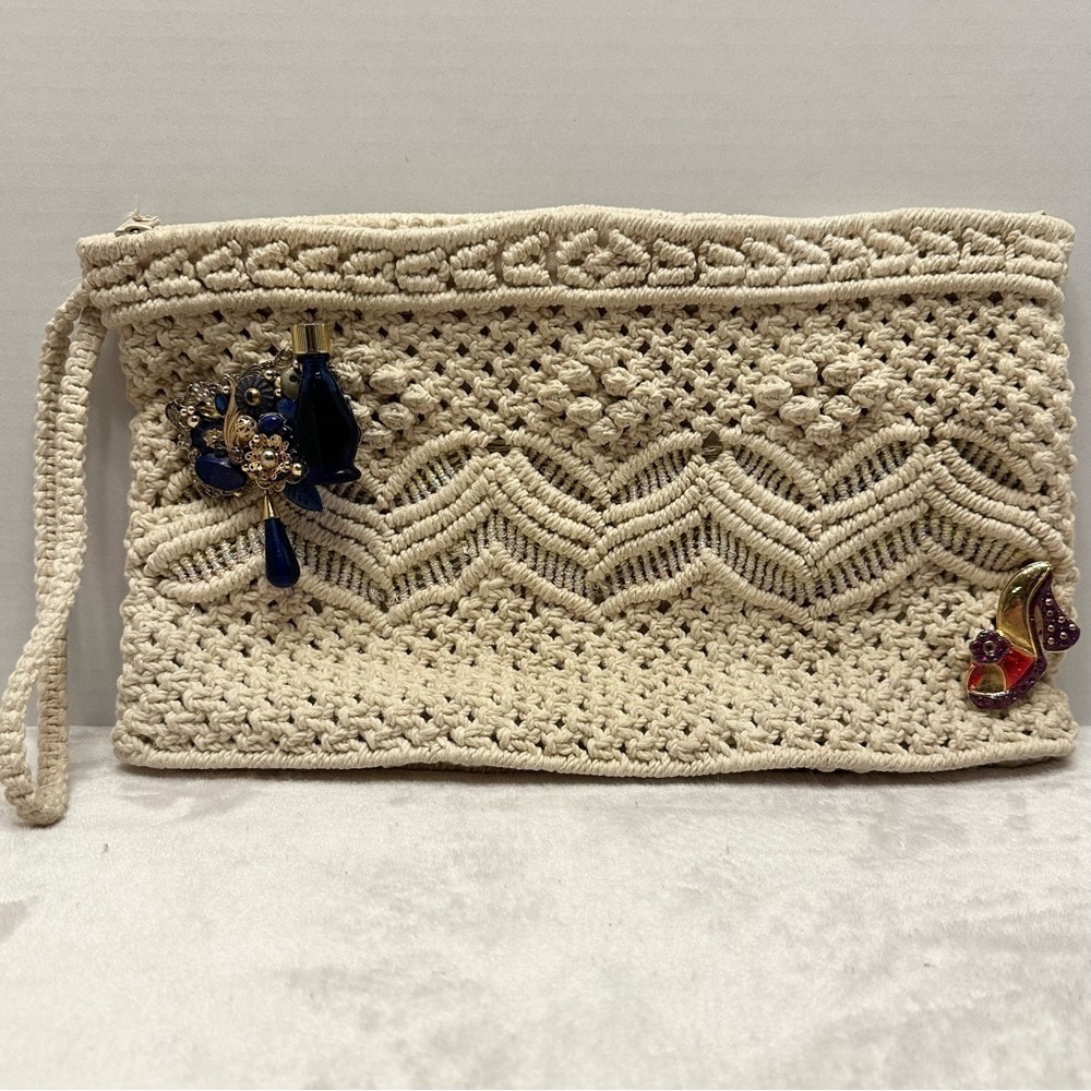 Vintage 70s Crochet Knit Beige Handbag Wristlet Clutch w/ 2 decorative brooches